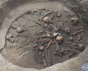 Археологи знайшли давнє поховання у формі спіралі