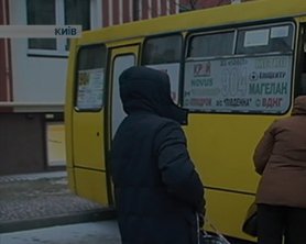 В Киеве пассажирка чуть не вылетела из окна маршрутки