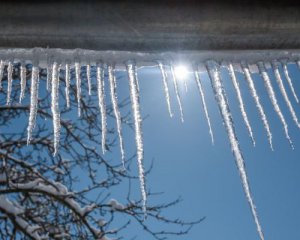 Льодове побоїще: як бурульки та лід з дахів падають  на автомобілі