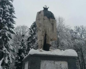 Памятнику Шевченко отломали голову