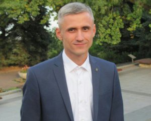 Поліцейські скрутили депутата за непокору