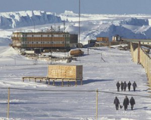 На першій антрактичній станції побудували  аеродром та поселення полярників
