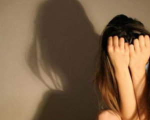 Чоловік ґвалтував 7-річну прийомну доньку