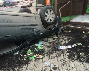 Перевернувся автомобіль із крадієм, що тікав від поліції