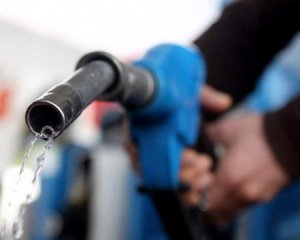 Бензин продовжує дешевшати: скільки коштує пальне 14 лютого