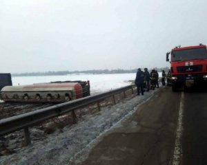 Під Києвом перекинулась автоцистерна зі спиртом