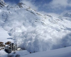 Во Франции лавина убила трех лыжников