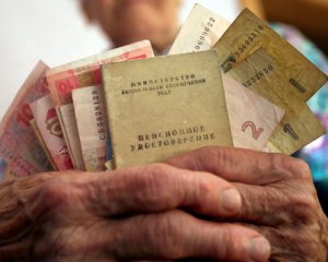 У Міністерстві соцполітики заявили, що не позбавлятимуть пенсій