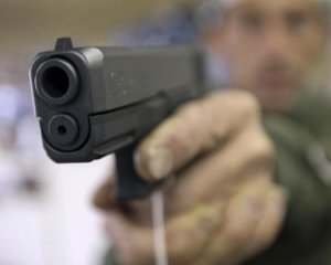 Зробив зауваження: п'яні охоронці влаштували стрільбу по військовому