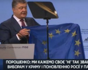 Порошенко привіз прострелений прапор ЄС