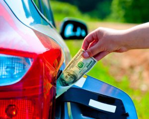 Повідомили, коли в Україні подешевшає бензин