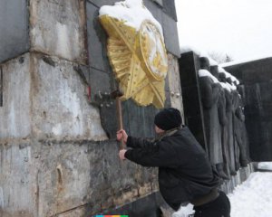Советский памятник демонтируют после акта вандализма