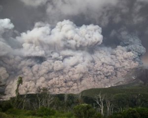 В Індонезії оголосили найвищий рівень небезпеки польотів через вулкан