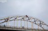Женщину 30 минут уговаривали слезть с арки моста