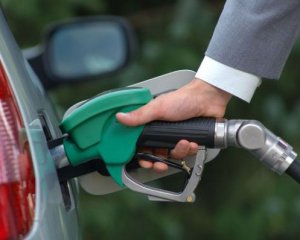 Бензин падає в ціні: скільки коштує заправити машину 22 лютого