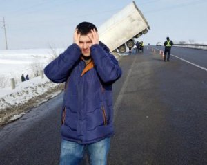 Вантажівку з тоннами котлет два дні не можуть відбуксирувати з дороги