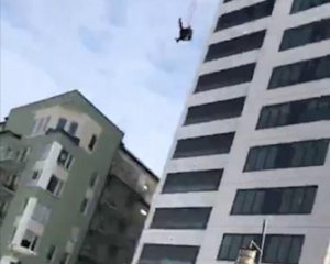 Экстремал чудом выжил: после прыжка с небоскреба не раскрылся парашют