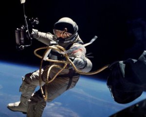 Дышать, есть и ходить в туалет 6 дней - для астронавтов разработали  скафандр