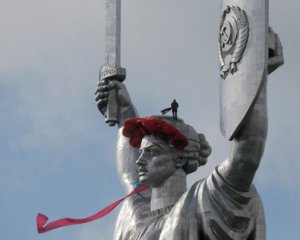 Арка Дружби народів і Батьківщина-мати - В'ятрович назвав "хвости" декомунізації