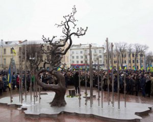 Волонтер объяснила, почему скандальный памятник погибшим майдановцам имеет вид искореженной вишни