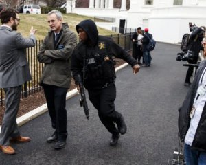 Легковушка протаранила заграждение Белого дома