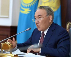 В органах влади Казахстану повністю відмовляються від російської мови
