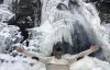 Вражаючі фото замерзлих водоспадів в Карпатах зачарували мережу