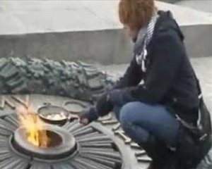 Украина заплатит €4 тыс. девушке, которая жарила яичницу на Вечном огне