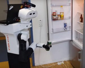 Представили робота, который приносит пиво из холодильника