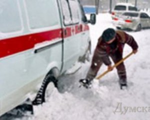 Витягували із заметів і супроводжували автівки: &quot;швидкі&quot; викликали на допомогу рятувальників