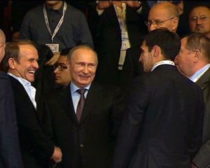 Порошенко пояснив, чому співпрацює з кумом Путіна