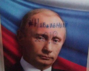 Вчителька погрожувала вбити школяра за напис на портреті Путіна