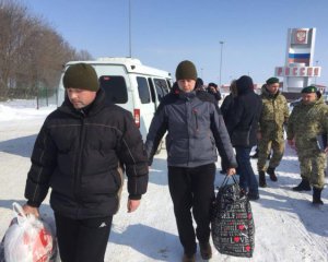 Появилось видео обмена украденых украинских офицеров
