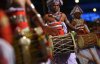 Огненные факелы и яркие танцовщики: в Шри-Ланке состоялся яркий парад слонов