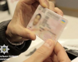 Від $200 і вище: у Полтаві торгували підробними паспортами і правами