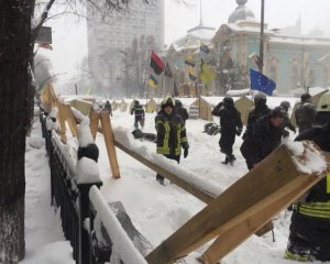 У наметах біля Верховної ради знайшли гранати