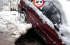 В Киеве автомобиль наполовину провалился под асфальт