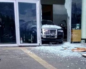 Rolls-Royce за 11,5 млн гривен разбили прямо в салоне