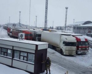 На границе с Россией образовалась пробка из нескольких сотен фур