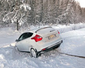 По колеса в снегу: как буксуют автомобили