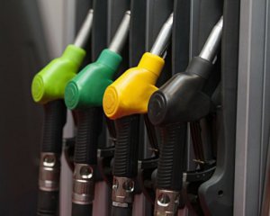 Пояснили, чому дешевшає бензин