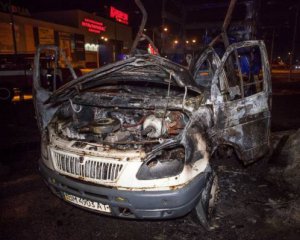 На парковці біля торгового центру вибухнула вантажівка