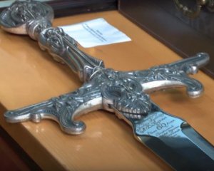 Показали, что дарят президентам Украины