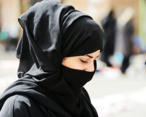 В Ірані до в&#039;язниці посадили жінку, яка привселюдно зняла хіджаб
