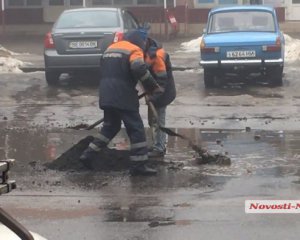 Асфальт кидають прямо в калюжі: мережу вразив ямковий ремонт по-миколаївськи