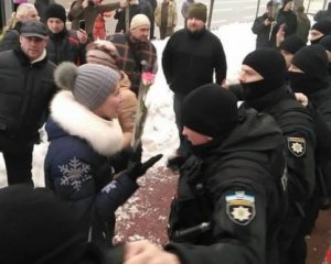 Протестующие ждут президента у памятника Шевченко