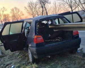 Залізний відбійник наскрізь прошив автомобіль: є жертви