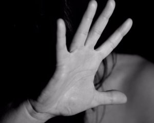 15-летнюю девушку изнасиловали 5 мужчин