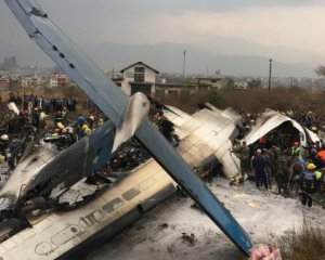 У Непалі впав літак на футбольне поле: багато загиблих