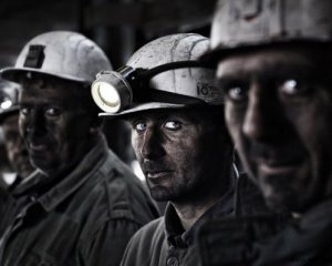 7 шахтеров требуют зарплаты под землей
